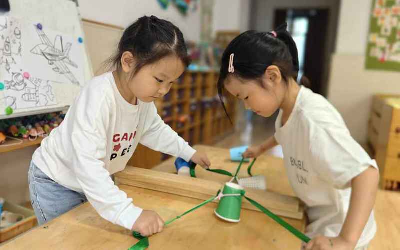 锦程幼儿园：巧运纸杯接力赛