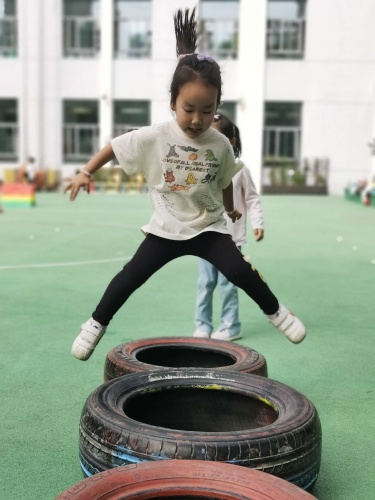 锦程幼儿园：好玩的轮胎