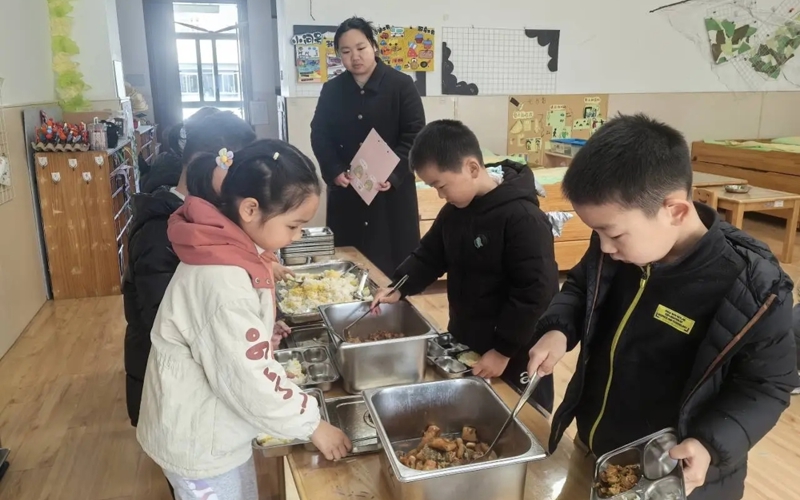 锦程幼儿园：食之趣  研思进  悟思远