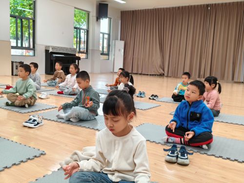 锦程幼儿园：趣味瑜伽润童心 家长助教乐成长