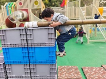 萌娃挑战钻梯洞，勇气值拉满！