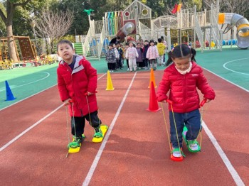 民俗游戏体验——走板鞋